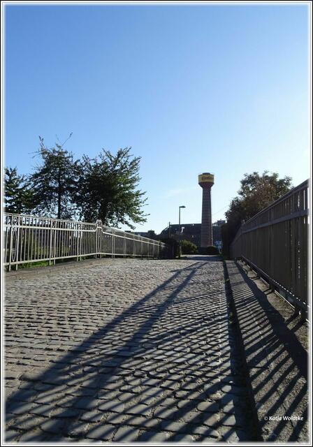 Blick über die Brücke der Schleuse Richtung Conti Limmer (Foto: Katja Woidtke)
