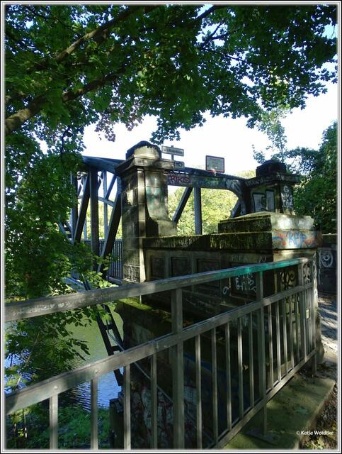 Die Brücke aus dem Jahr 1915 führt von Limmer zum Leinewehr (Foto: Katja Woidtke)