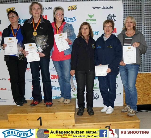 Angelika Neudert (Zweite von rechts) bei der Siegerehrung.