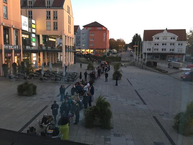 Blick über den Rathausplatz Gersthofen aus der Stadthalle um 7:15 Uhr
