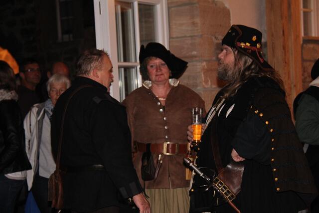 Zuschauer in historischer Gewandung