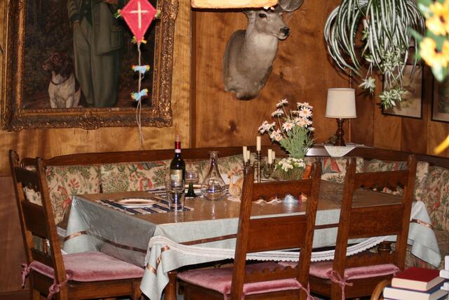 Es ist angerichtet (Drehszenario im Forsthaus) | Foto: J.& S.M.Vierlinger