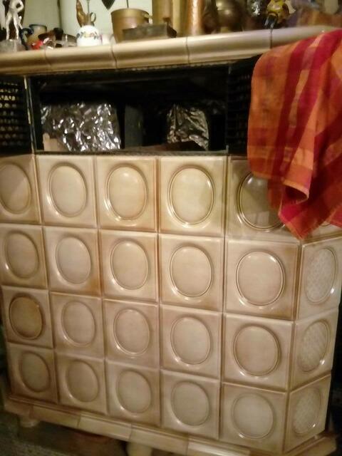 Schön warm wird es im Winter im Forsthaus , wenn der heimelige Ofen mit Holz gefüllt ist.