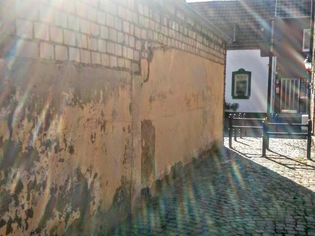 In einer Szene sieht man hier Markus und Julia, wie sie sich vor Erwin verstecken.   (Drehort: Langel)