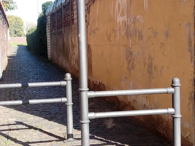 In einer Szene sieht man hier Markus und Julia, wie sie sich vor Erwin verstecken.   (Drehort: Langel)