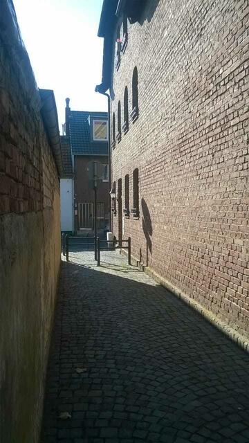 Gasse in Langel....Szene Julia, Markus u Erwin