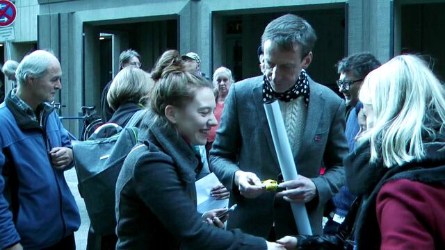 Vor der Premiere: Regisseur Rasmus Gerlach im Gespräch mit seinen Gästen vor dem Hamburger Metropolis