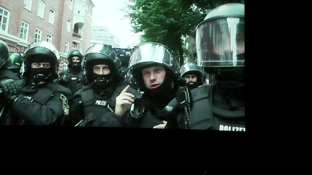 Interessante Aussage dieses Polizisten - fast zum lachen, wenn es nicht so traurig wäre :-)