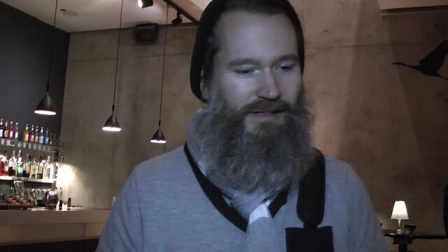 Ein paar interessante Details hat er mir dann noch erklärt. Auch über Kennzeichnungspflicht für Polizisten haben wir gesprochen. Die sei von der Politik zwar gewünscht, scheitert aber an der Mitwirkung der Polizeigewerkschaften, die dem nie zustimmen werden. Mehr dazu im ausführlichen Bericht auch hier: https://www.facebook.com/notes/max-bryan/der-gipfel-performing-g20-/1868597496491490/