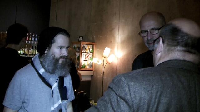 Ob in seinen Lehrbüchern etwas über vorschriftsmäßiges "Kesseln" steht und seine Antwort lautete: "Wenn ein Einsatzleiter seinen Auftrag ernst nimmt und wenn er aus der Geschichte gelernt hat - dann würde er sowas heute nicht im Lehrbuch suchen, sondern dafür sorgen, dass so was nicht mehr stattfindet, weil es Rechtssprechungen gibt, die so ein Vorgehen vor Jahren schon gerügt haben und weil viele Leute innerhalb der Polizei das heute auch nicht mehr wollen".