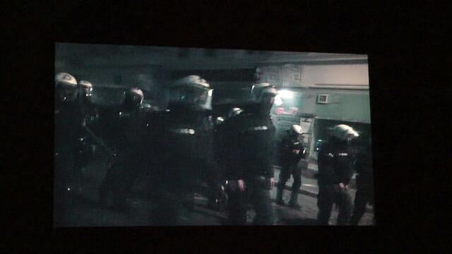 +++ Keine Beweis für Hinterhalt +++ Verdeckte Beamte lieferten diesen Grund aber der Einsatzleitung, um das Nichteingreifen in der Schanze zu rechtfertigen, woraufhin ein ganzes Viertel dem Mob überlassen wurde. 20.000 Polizisten in der Stadt waren nicht in der Lage die Gäste UND die Bevölkerung gleichermaßen zu schützen. Das Wohl der Musik hörenden Staatsgäste war offenbar wichtiger als das eigene Volk zu schützen, das während der "Ode an die Freude" im Chaos versank.