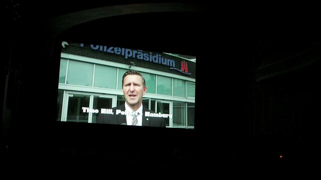 Polizeisprecher Timo Zill hat sich mit seiner Aussage zu den Geschehnissen schlimm blamiert. Was genau er gesagt hat, gibts NUR IM FILM :-) (weitere Vorführtermine sind in Planung)