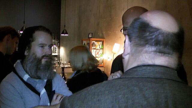 Gemeint ist der Hamburger Kessel von 1986 - damals wurden Demonstranten am Hamburger Heiligengeistfeld stundenlang eingekesselt und durften nicht mal auf Toilette gehen. Das Bundesverfassungsgericht hatte dieses unverhältnismäßige Vorgehen der Hamburger Polizei damals streng gerügt - gebracht hat es offenbar nichts. https://de.wikipedia.org/wiki/Hamburger_Kessel