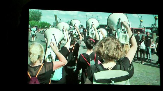 Der Megafon-Chor auf der "Welcome to hell"-Demo ... und ein paar der Bilder im Film stammen auch aus meiner Kamera. Schön, dass es Menschen wie Rasmus gibt, die sich die Mühe machen all die vielen Momente zusammen zu tragen und zu einem großen Ganzen zu vereinen. Das ist ihm wirklich gut gelungen. (y) --> https://www.facebook.com/notes/max-bryan/der-gipfel-performing-g20-/1868597496491490/
