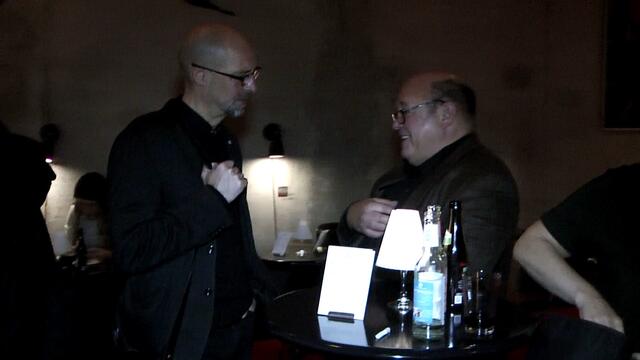 Am Ende dreht sich - wie so häufig - vielleicht auch alles nur ums Geld. Um mehr Planstellen für die Polizei und mehr Befugnisse zur Durchsetzung der Ziele der Hardliner. Ich finde das besorgniserregend, wie die Politik darüber hinwegschaut. Polizeigewalt hat es nach Ansinnen des regierenden Oberbürgermeisters Olaf Scholz (SPD) in Hamburg gar nicht gegeben und das trotz der unzähligen Videos und Bilder im Internet - die genau das belegen. --> www.g20-doku.org