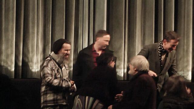 Vielleicht nur so viel: Wenn es eine Aktion gewesen wäre - man absichtlich die Schanze stundenlang allein ließ, hätte Staat und Polizei damit alles erreicht, was man sich im Vorfeld des G20 schon erträumt hatte. Die Rote Flora im Hamburger Schanzenviertel wurde medienwirksam kriminalisiert und ein Indymedia-Ableger für den Weiterbetrieb komplett verboten.

--> https://de.indymedia.org/node/14080 (Soli-Bündnis gegen die Kriminalisierung linker Medien)