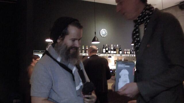 Nach der Premiere ... Rasmus mit einem Geschenk ...