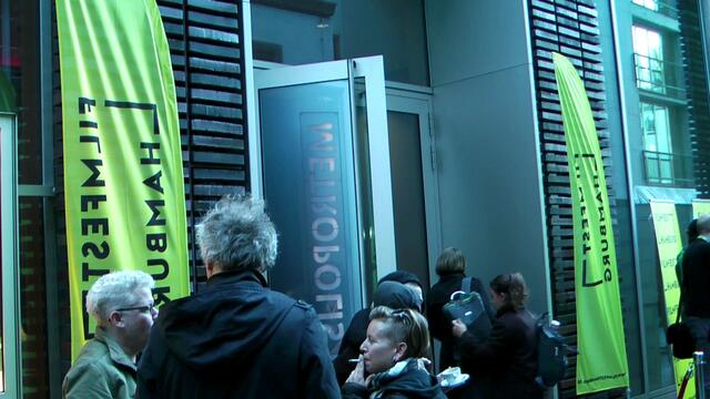 Rückblende: 16 Uhr - Reger Andrang vor dem Beginn der Filmpremiere am 8. Oktober im Hamburger Metropolis.