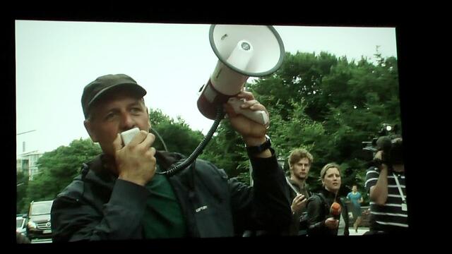 +++ Medien in der Pflicht +++ Viel zu wenige (klassische) Medien klären nachhaltig auf. Die Meisten schreiben einfach nur die Polizeiberichte ab und die müssen nicht immer stimmen - wurde 2013 (siehe Davidwache) ja schon bewiesen. Hier bitte schauen: --> https://www.youtube.com/watch?v=tbtm-DlibBI&t=9m24s