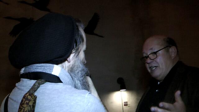 Professor klärt auf: In den Lehrbüchern der Polizei-Akademie stünde jedenfalls nichts darüber, wie mehr oder minder menschenwürdig man einen Kessel gestaltet. Das sei vielmehr "Handlungswissen" des jeweiligen Einsatzleiters, der nach eigenem Ermessen entscheidet, ob er den Versammlungsteilnehmern einen Fluchtweg gewährt oder auch nicht.