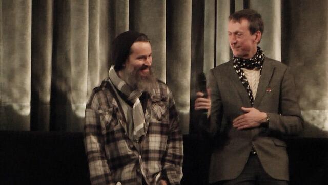 Ein netter Kerl der Rasmus, rief auch gleich mal zum spenden auf ...weil die Blogger doch den Job Derer machen, die sonst von Zeitungen und Verlagen teuer bezahlt werden. Nicht selten für besonders unkritische Berichterstattung - vielleicht auch aus 
wirtschaftlichem Interesse.