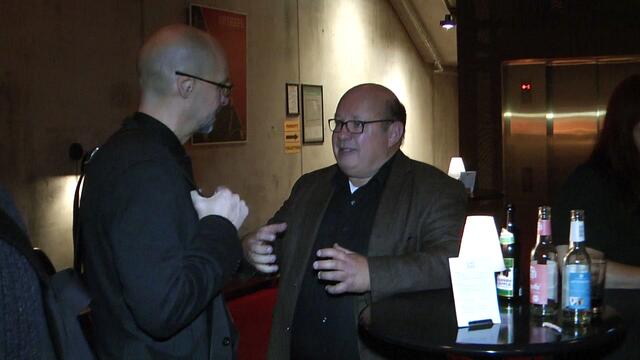 Nach dem Kino-Abend wurde noch diskutiert. Hier im kleinen Kreis mit Rafael Behr von der Polizei-Akademie https://de.wikipedia.org/wiki/Rafael_Behr: Links im Bild Pastor Morche - der 2013 die Akteure der letzten großen Ausschreitung in Hamburg an einen Tisch holte ...