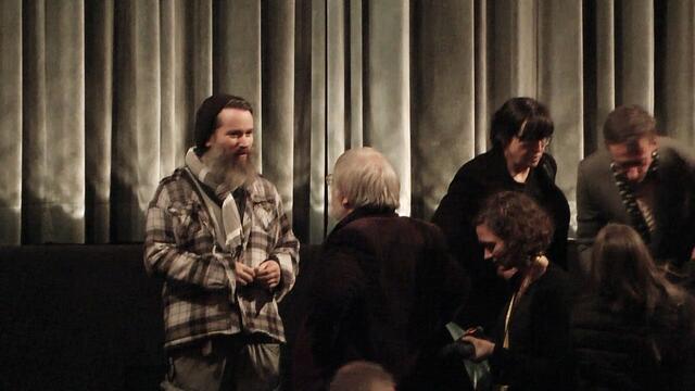 Parallel dazu die Aufrüstung und Militarisierung der Polizei, um künftig noch härter gegen linksgerichtete Gruppen auf Demonstrationen vorgehen zu können. SEK und Gummigeschossen könnten bald schon zum normalen Einsatzgeschehen mit dazu gehören. Beunruhigende Szenarien, die sich da auftun.