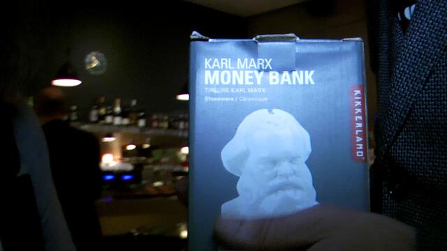 .... eine "Karl-Marx Money-Bank", eine kleine Pappschachtel mit einer Spardose darin.