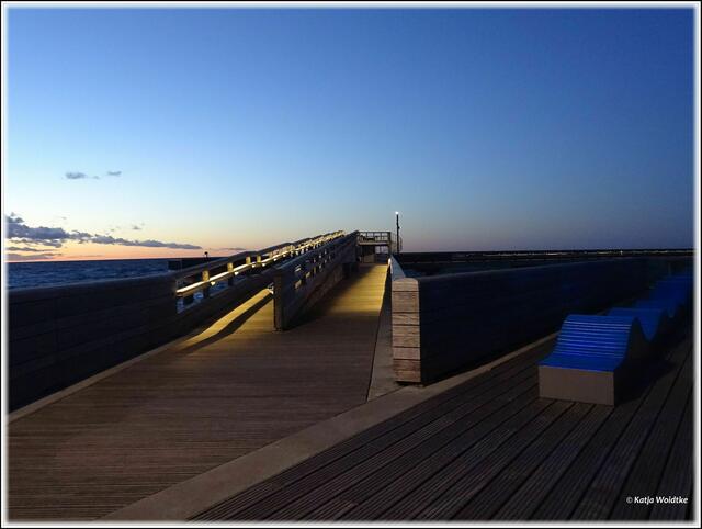 Erlebnis auf mehreren Ebenen - Seebrücke Heiligenhafen am Abend (Foto: Katja Woidtke)