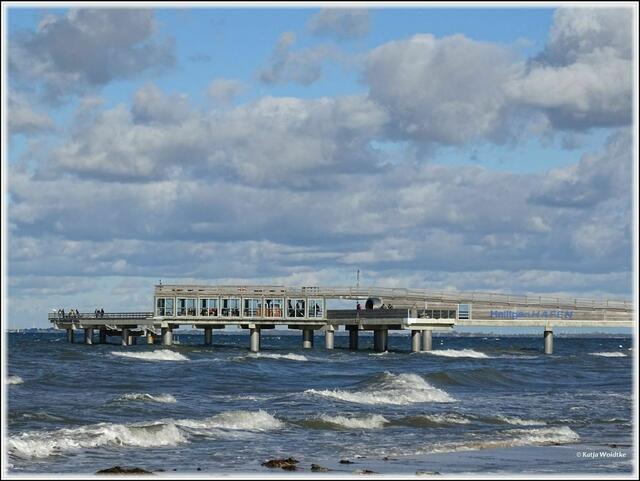 Im Zick-Zack führt die Seebrücke in Heiligenhafen auf die Ostsee (Foto: Katja Woidtke)