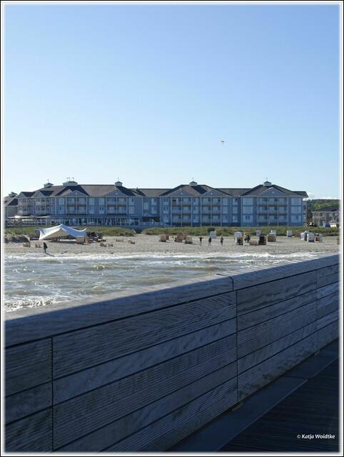 Blick von der Seebrücke auf das Strand Resort Heiligenhafen (Foto: Katja Woidtke)