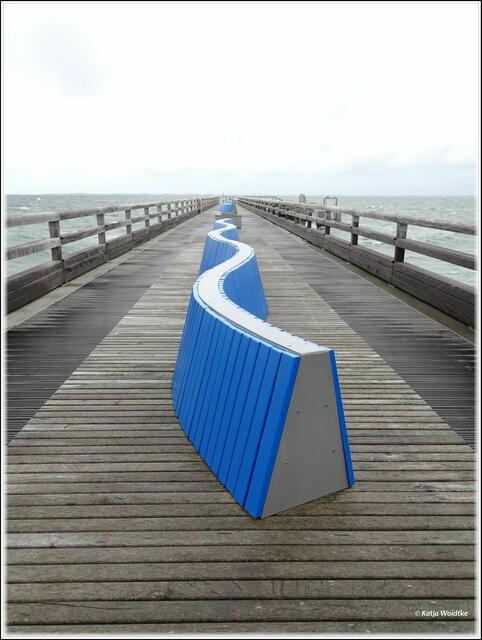 Rückenlehnen in Wellenform - Seebrücke in Heiligenhafen (Foto: Katja Woidtke)