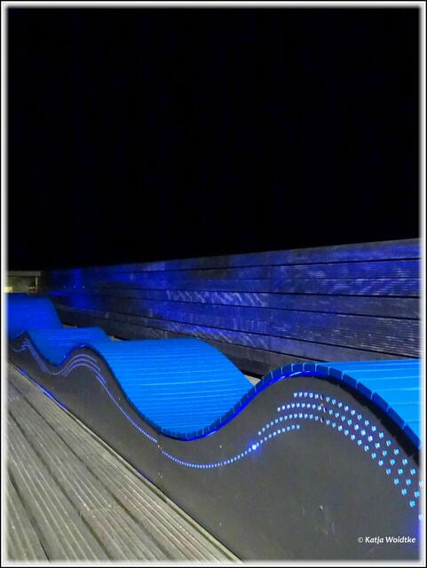 Nachts schimmert die Seebrücke Heiligenhafen in bläulichem Licht (Foto: Katja Woidtke)