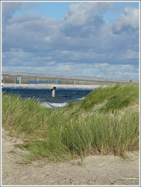 Blick durch die Dünen auf die Seebrücke Heiligenhafen (Foto: Katja Woidtke)