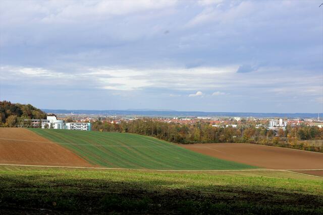 Der Blick geht bis zum Hesselberg