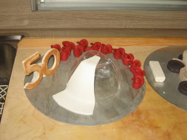 Unterbau für den Blumenbogen aus Gelatine- Zucker