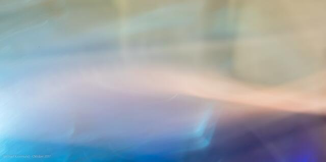 Blaue und violette Glaskugel durch Bewegungsunschärfe verschmolzen