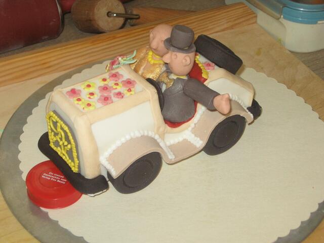 Figuren noch ohne Frisur und Gesicht aus Marzipan
