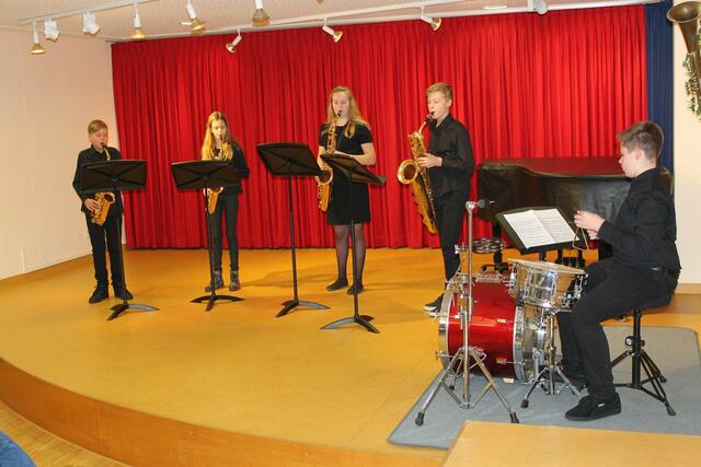Das Saxofonquartett „4 Sax.“ unter der Leitung von Manfred Andreas Lipp erspielte sich 93,5 Punkte. (v. l.) Luis Haupt, Chiara Bunk, Katja Fechtner, Martin Stempfle. Außerdem gesellte sich noch der Schlagzeuger Tizian Warisch zum Ensemble.