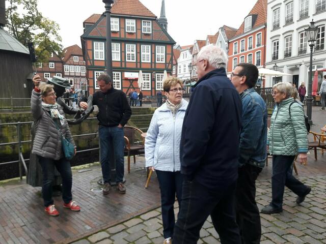Die Gruppe mit Stadtführerin Helga Feindt ( l. ) im Hansehafen.