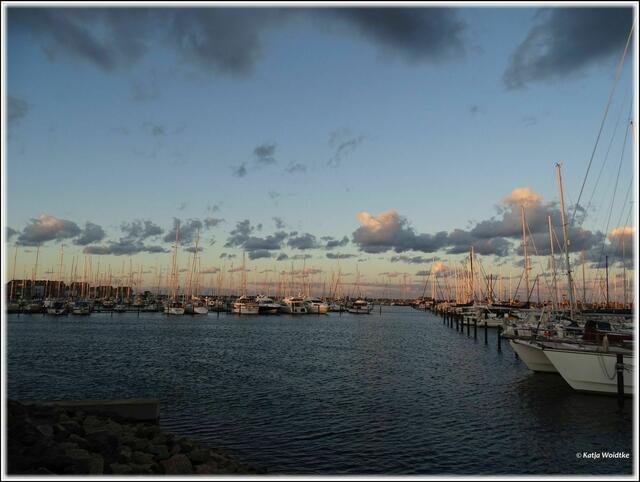 Abendstimmung am Yachthafen in Heiligenhafen (Foto: Katja Woidtke)