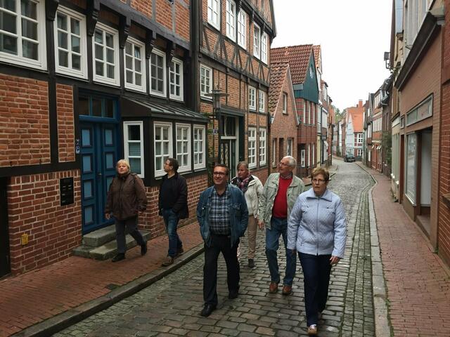 Es geht durch alte Gassen der Hansestadt.