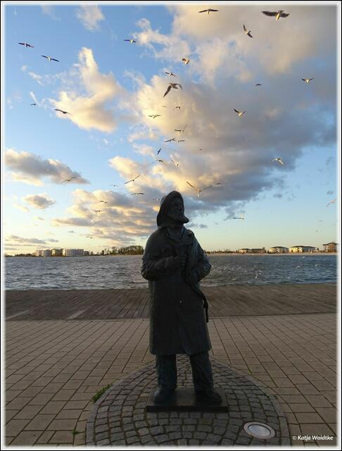 Der Möwenflüsterer? Bronze-Figur des Fischers Stüben am Binnensee Heiligenhafen (Foto: Katja Woidtke)