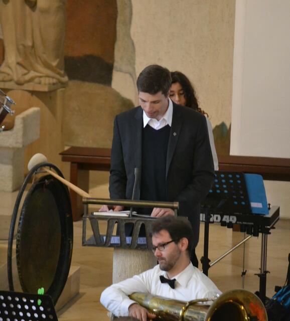 Jugendseelsorger Gabriel Bucher trägt einen besinnlichen Text vor | Foto: Peter Metzger