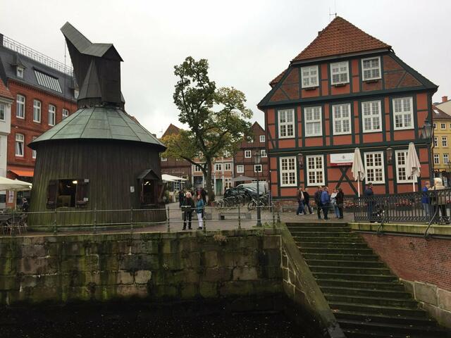 Der Kran ( 1400 Jh. ) am Fischmarkt.