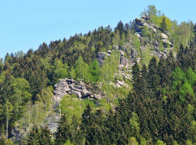 Der Treppenstein zieht sich über einen Höhenunterschied von 150 m den Hang hinauf. Eine schöne und lange Kletterei. Am unteren Felsen kann man Kletterer erkennen. Den höchsten Punkt können auch Wanderer erreichen.