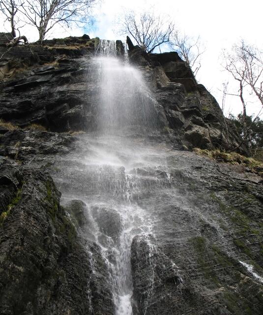 Das ist der 50 Meter hohe Romkerhaller Wasserfall. Auch wenn durch die kleine Romke nicht viel Wasser herunter kommt, ...