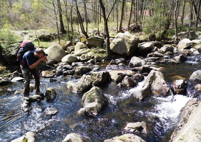 Eine Wanderung an den Flusswindungen entlang ist besonders reizvoll. Für ein Foto kann man da auch schon mal nasse Füße riskieren.