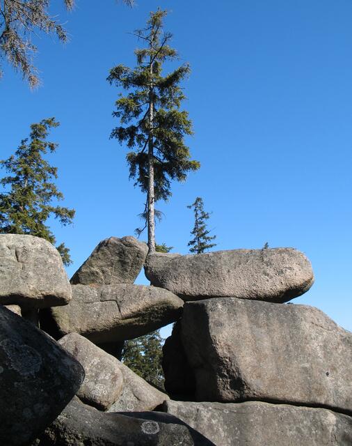 Besonders reizvoll machen das Tal die vielen Granitklippen. Als Wollsackverwitterung werden diese Gesteinsformationen bezeichnet.