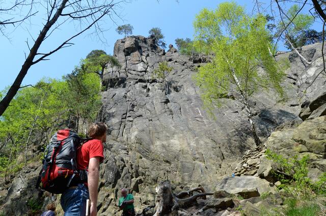 Doch nun kommen wir zum Höhepunkt der okertaler Felsen. Das ist die 50 Meter hohe Marienwand, ebenfalls gleich über der Oker. Auch von der Straße aus ist sie gut einsehbar.